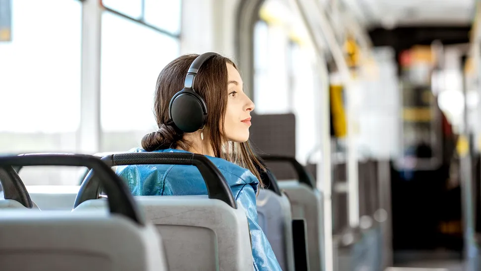 Căștile cu noise-cancelling: Cum să te bucuri de ele fără să-ți pui auzul în pericol