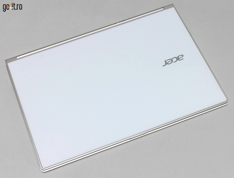 Acer Aspire S7 (393): un capac plat acoperit cu sticlă