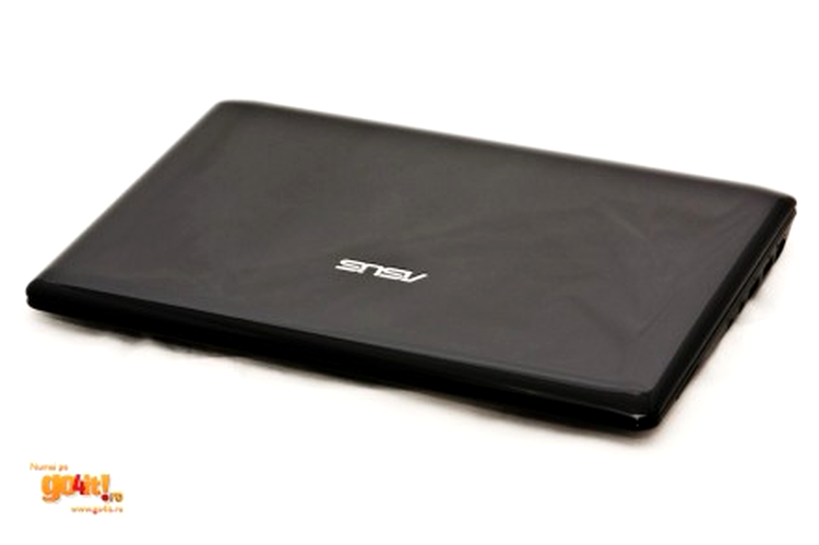 Netbook-ul are în pachet o husă de protecţie neagră
