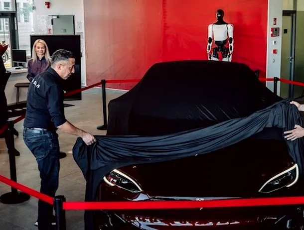 Un român, selectat pentru a cumpăra una dintre cele 250 de Tesla Model S Signature