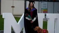 Câinele care i-a schimbat viața: Cum Jarvis a ajutat o tânără să învingă boala și să termine masterul (FOTO)