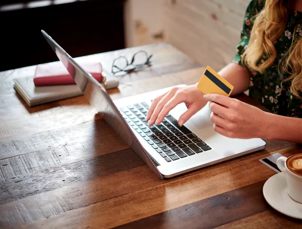 Românii, îndrumați să verifice site-urile cu terminația „.ro” înainte de a face cumpărături. La ce trebuie să fim atenți?