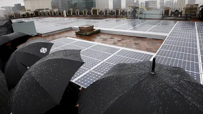 Panourile fotovoltaice care produc electricitate şi atunci când plouă, soluţie pentru ţările cu mai puţine zile însorite