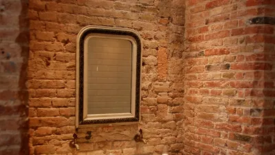 VIDEO: Descoperire tulburătoare făcută de o familie în spatele unei oglinzi încorporate în perete