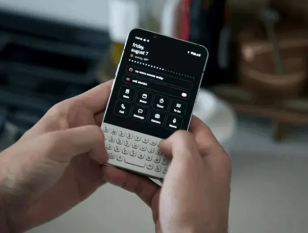 Minimal a prezentat Phone 2, noul model cu ecran OLED de 3,92 inci și tastatură QWERTY