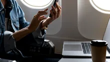 Se prăbușește avionul dacă nu putem telefonul pe „modul avion” când călătorim? Explicația unui pilot – VIDEO