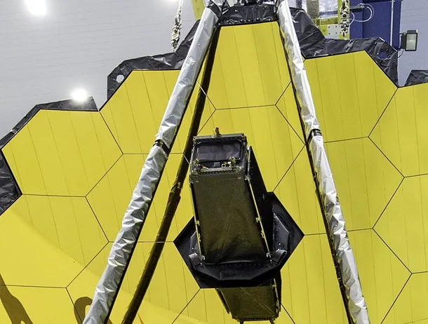 Telescopul James Webb a surprins o imagine spectaculoasă cu o gaură neagră din Galaxia Calamar