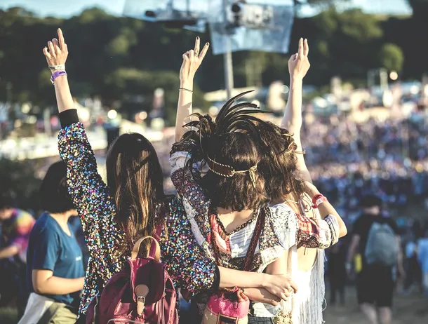 Studiu: „Generația căștilor” ajunge tot mai des la medic. Festivalurile pot accelera problemele de auz
