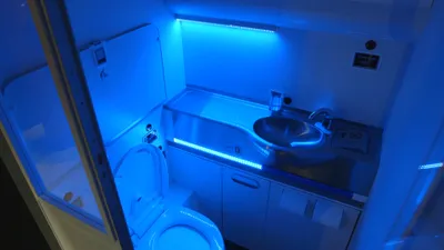 Boeing a dezvoltat o toaletă pentru avion care se curăţă singură [VIDEO]
