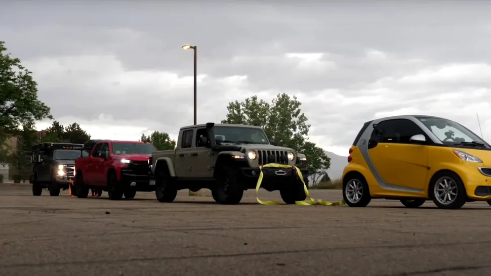 VIDEO: Ce se întâmplă când un Smart electric tractează trei camionete