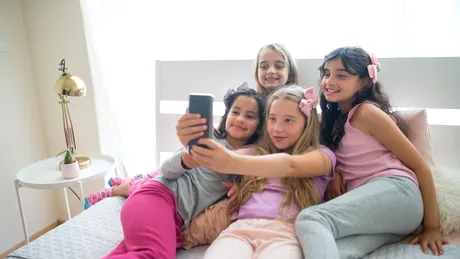 Telefoanele, folosite frecvent pentru calmarea copiilor, pot avea efecte problematice