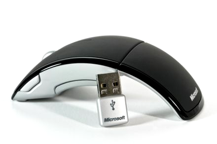 Microsoft Arc Mouse si receiver-ul sau wireless