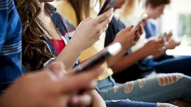 Trend periculos pe TikTok: medicii avertizează asupra unui produs ilegal pentru bronzare