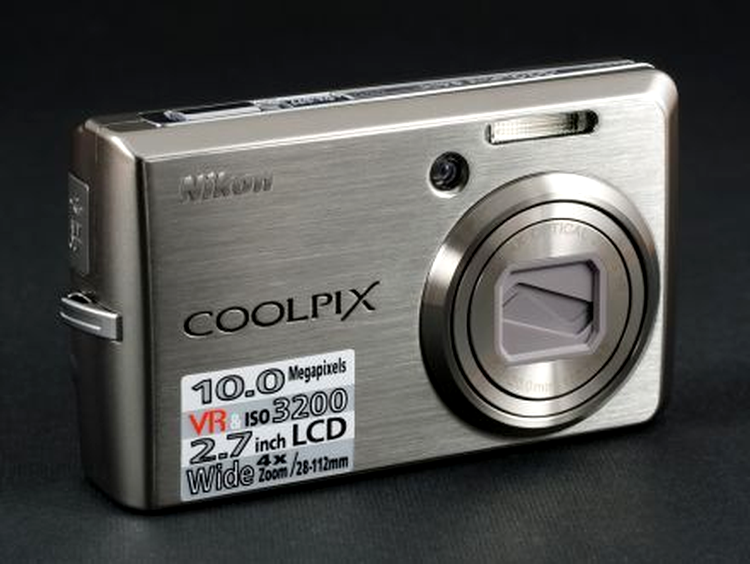 Nikon S600 – carcasa metalică