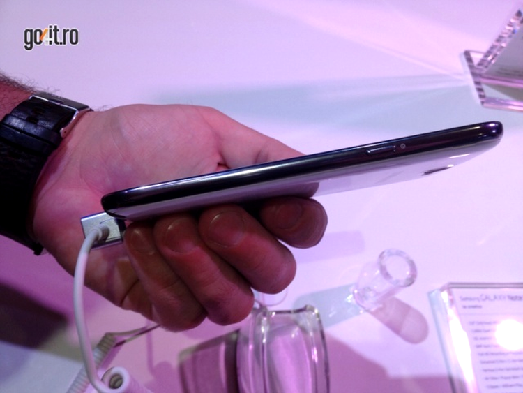 Samsung Galaxy Note II - cântăreşte 180 g, dar este relativ subţire