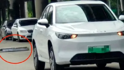 VIDEO: Momentul când un automobil electric chinezesc își pierde pachetul de baterii pe stradă