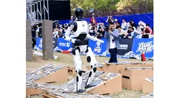 Roboții umanoizi depășesc recordul lui Usain Bolt la 100 de metri, dar pierd controlul la sosire – VIDEO