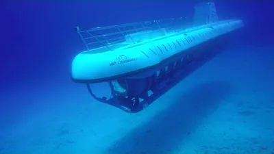 Moment inedit: scafandrii care cercetau o epavă au surprins un submarin