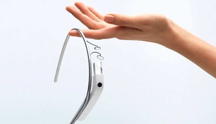 Ochelarii Google Glass ar putea avea un inlocuitor aproape imposibil de detectat