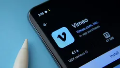 Platforma video Vimeo a suferit un atac cibernetic prin intermediul unui furnizor de servicii, care a dus la expunerea datelor utilizatorilor. Hackerii amenință cu divulgarea acestora