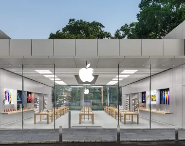 Trei bărbați, inculpați după jefuirea unui transport de produse Apple în valoare de 1,2 milioane de dolari