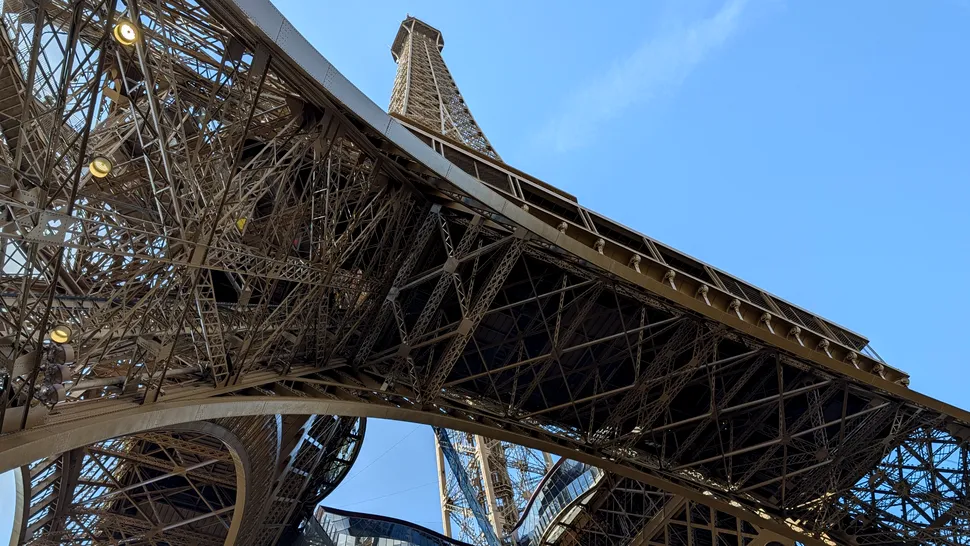 O bucată de istorie la licitație: Secțiune originală din scara Turnului Eiffel, scoasă la vânzare în Paris