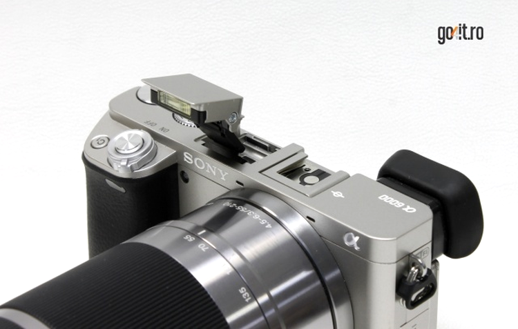 Sony a6000 cu blitzul deschis