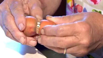 Inelul de logodnă pierdut în urmă cu 13 ani a fost găsit prins într-un morcov