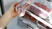 Ai dezghețat prea multă carne? Când o poți pune din nou în congelator și când trebuie să o gătești