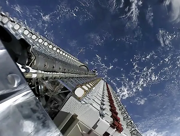Aproape 500 de sateliți Starlink au ars în atmosfera Pământului. De ce sunt îngrijorați climatologii
