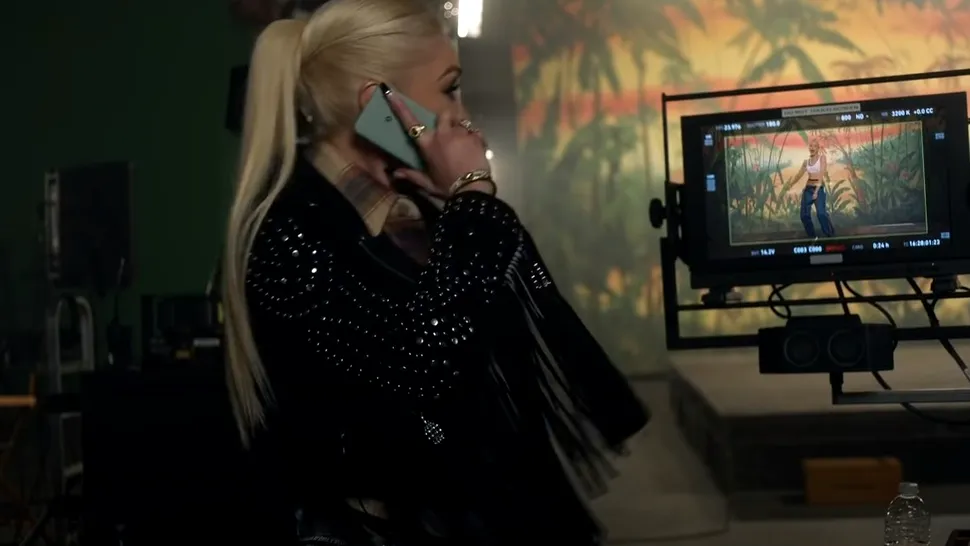 Gwen Stefani, ironizată pentru modul în care ține un smartphone în noul ei videoclip