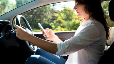 Studiu: Care sunt șoferi mai siguri, utilizatorii de iPhone sau Android?
