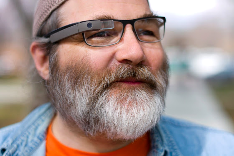 Ochelarii din prima generaţe Google Glass, adaptaţi cu lentile pentru ochelari de vedere