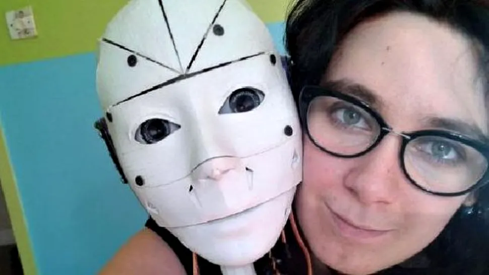 O femeie s-a îndrăgostit de un robot şi vrea să se căsătorească cu acesta