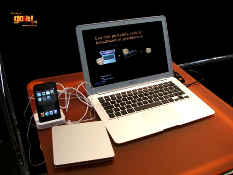 MacBook Air sub umbrela Orange la CERF 2008