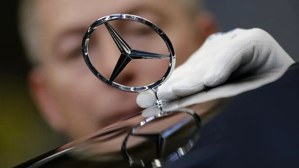 Schimbare de trend? Mercedes-Benz înlocuieşte roboţii dintr-o fabrică cu oameni