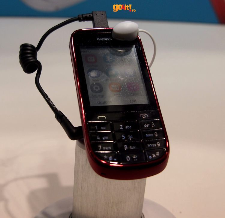 Nokia Asha 202, în versiunea de culoare roşie