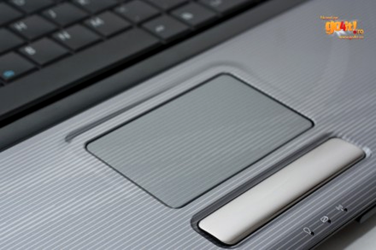 Asus F70 - touchpad-ul are aceeasi culoare ca si carcasa