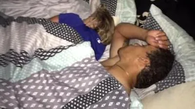 Un bărbat a făcut poze virale cu iubita beată care dormea împreună cu bărbatul cu care îl înşelase