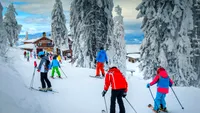 Vacanța de Revelion la munte, calculată până la ultimul leu. Cât costă cazarea și cât se adaugă pentru schi