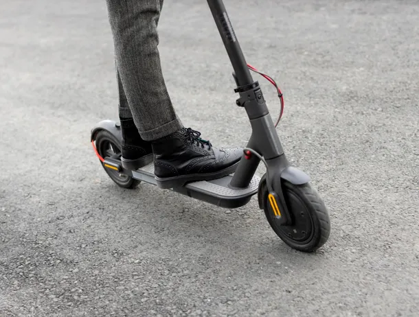 Studiu: Utilizatorii de trotinete electrice au un risc de trei ori mai mare de leziuni cerebrale decât motocicliștii