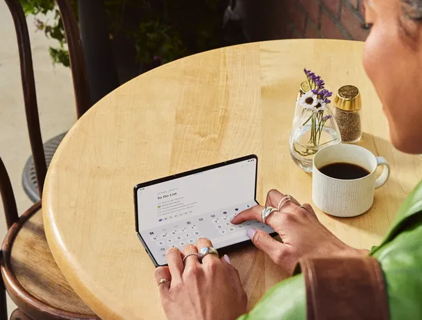 Lenovo testează un smartphone cu ecran de 7,5 inci