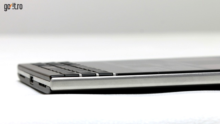 BlackBerry Passport: o tastatură compactă dar bună