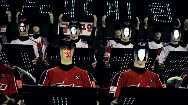 Sud-coreenii au rezolvat problema suporterilor scandalagii de pe stadioane. I-au înlocuit cu roboţi!
