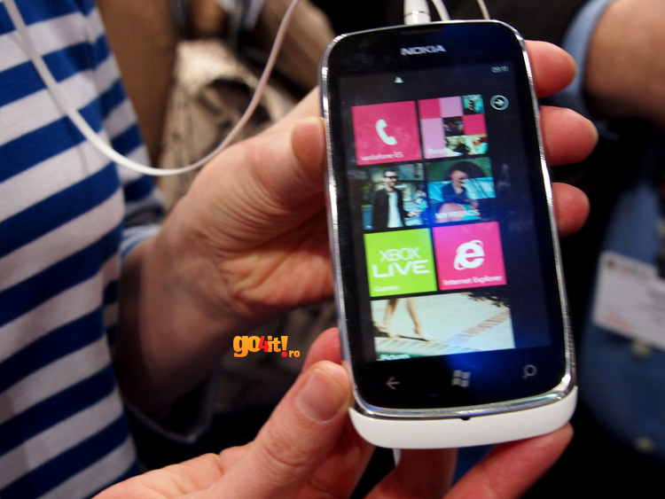 Nokia Lumia 610 - ecranul înconjurat de o ramă cromată
