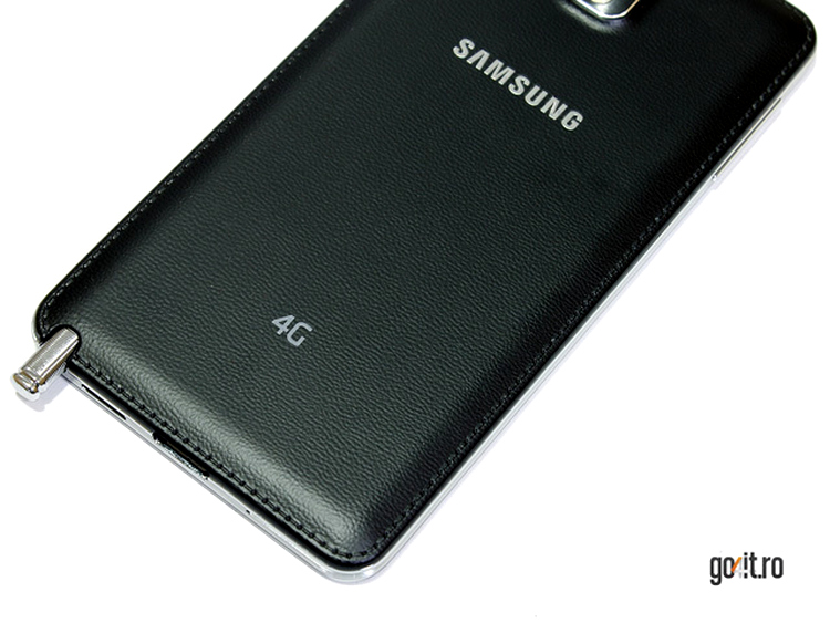 Samsung Galaxy Note 3 - spatele cu finisaj din plastic ce imită pielea naturală