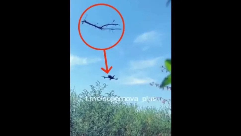 VIDEO: Momentul când o dronă rusească este doborâtă cu un băț de un soldat ucrainean. Motivul alegerii acestei „arme”