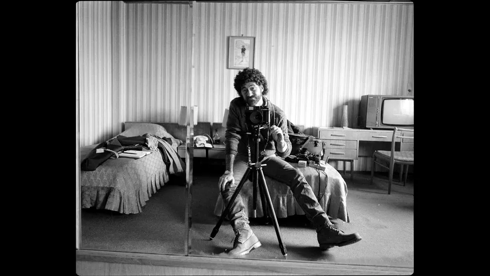 VIDEO | Poliția secretă din România l-a urmărit pe un fotograf evreu. Câteva decenii mai târziu, dosarele lor au devenit un film