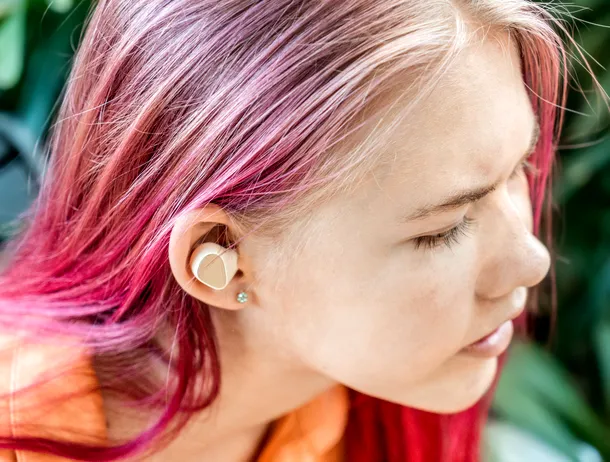 Căștile intraauriculare îți pot afecta sănătatea urechilor. Care sunt semnele și ce modele sunt recomandate?