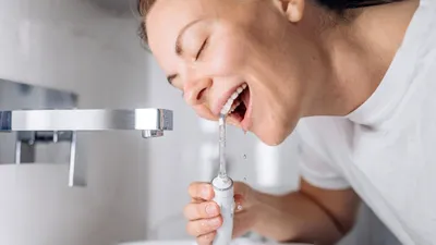 Dușul bucal: de ce este important pentru o igienă orală completă (P)
